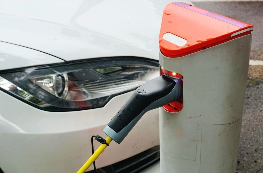 Demanda crescente por carros elétricos força mudanças nos condomínios.