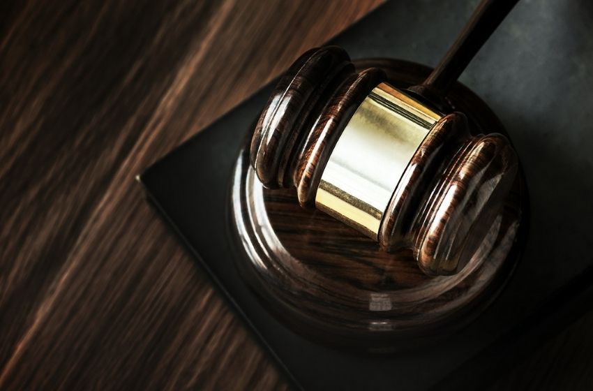 Arranhão em carro: dona de gatos é condenada a reparar danos a vizinho.