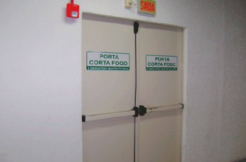 Porta Corta-Fogo – porque todo condomínio precisa de uma.