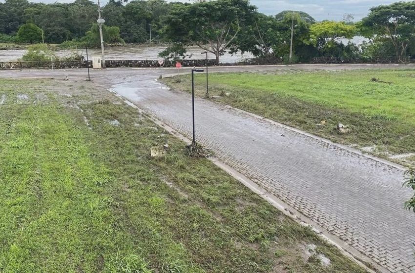 Condomínio de luxo em Ilhéus tem entrada liberada após água baixar.