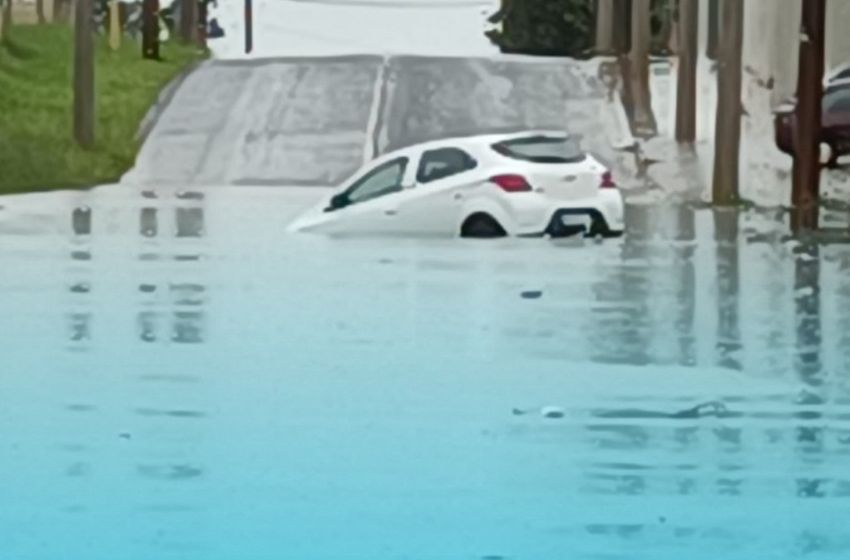 Chuva alaga vias de Valinhos e derruba muro de condomínio.
