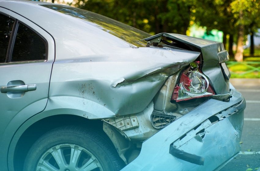 Em quais casos o condomínio é responsável por danos aos veículos nas garagens?