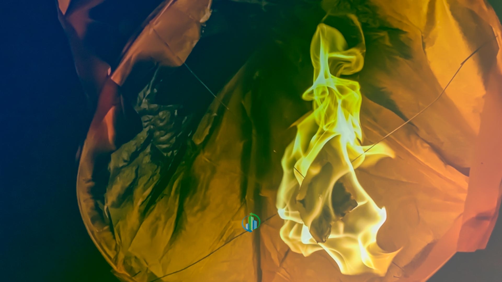 Um balão incendiado aterrizou em um condomínio localizado em Arujá.