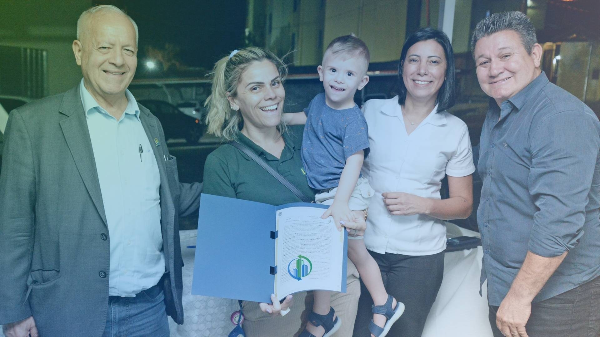 Prefeitura entrega 32 matrículas de imóveis no Condomínio Cartola, no DIC V